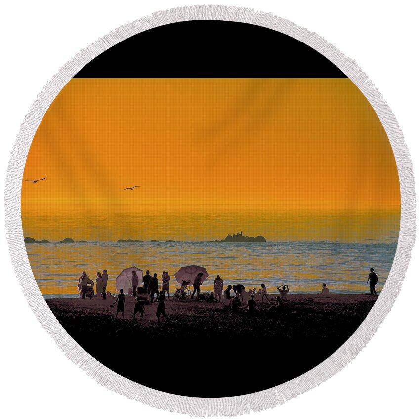 Sunset Round Beach Towel featuring the photograph Santa Monica Beach Sunset by Ben and Raisa Gertsberg