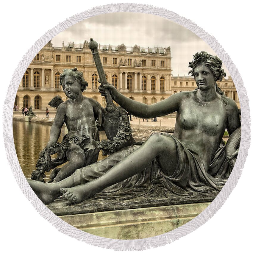 Versailles Round Beach Towel featuring the photograph Sculptures In The Garden - 1 by Hany J