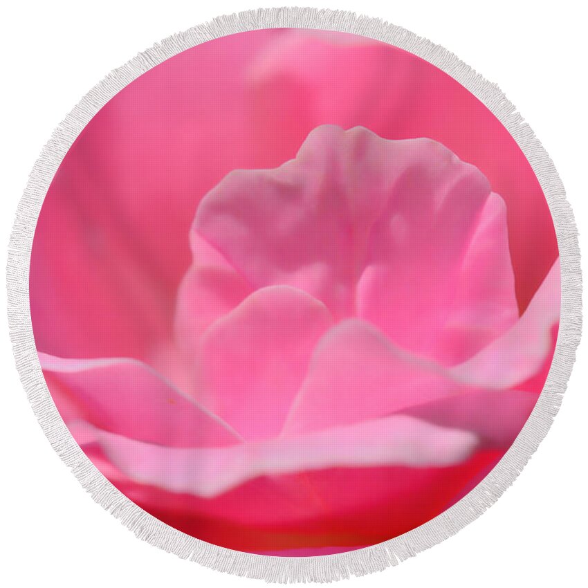 Garden Round Beach Towel featuring the photograph Soft Pink Bed by Donna Blackhall