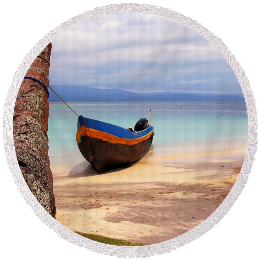 Panama Round Beach Towel featuring the photograph Solo by Bob Hislop