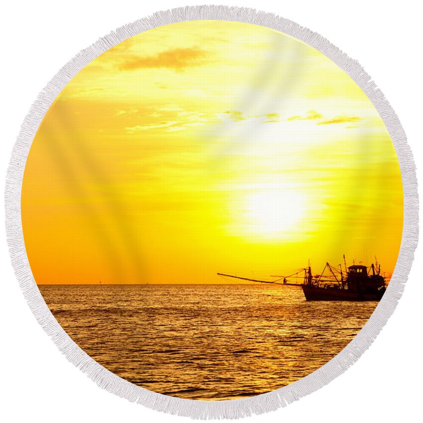 Sunset Round Beach Towel featuring the photograph Sunset in the Gulf of Thailand by Alexey Stiop