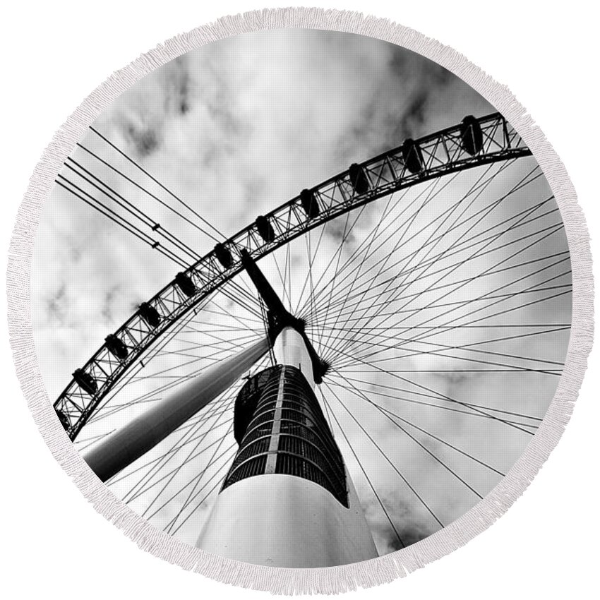 London Round Beach Towel featuring the photograph The eye by Jorge Maia