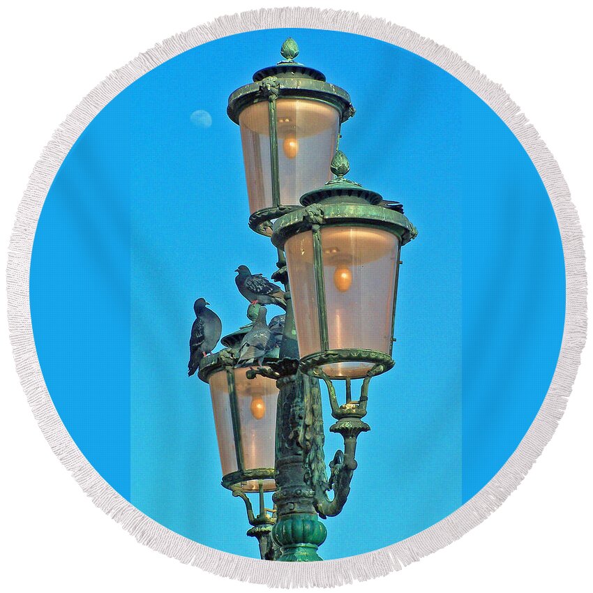 Birds Round Beach Towel featuring the photograph Lamp Post by Jennifer Robin