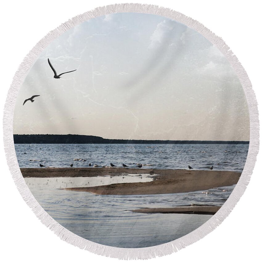 Evie Round Beach Towel featuring the photograph The Shallows at Whitefish Bay by Evie Carrier