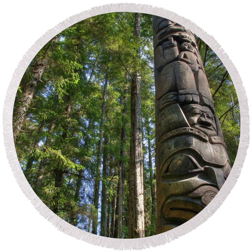 Alaska Round Beach Towel featuring the photograph Totem Pole by David Andersen
