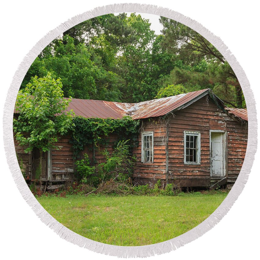 Betsy Kerrison Parkway Round Beach Towel featuring the photograph Vacant Rural Home by Patricia Schaefer