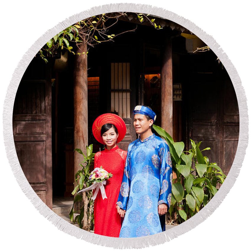 Vietnam Round Beach Towel featuring the photograph Vietnamese Wedding Couple 01 by Rick Piper Photography