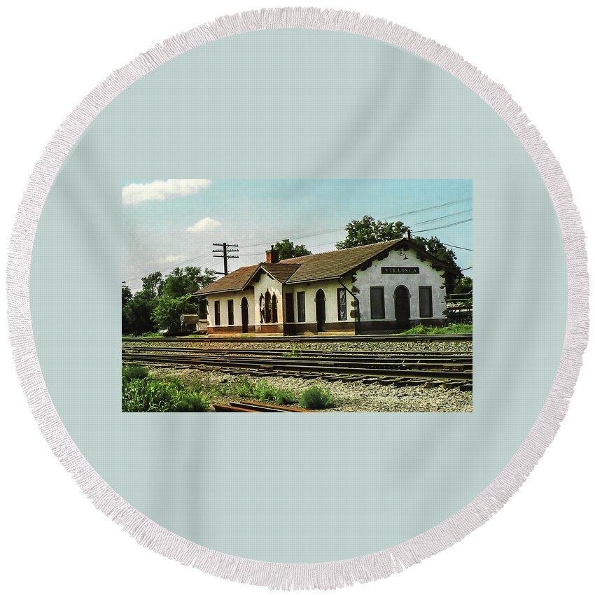 Train Depot Round Beach Towel featuring the photograph Villisca Train Depot by Ed Peterson