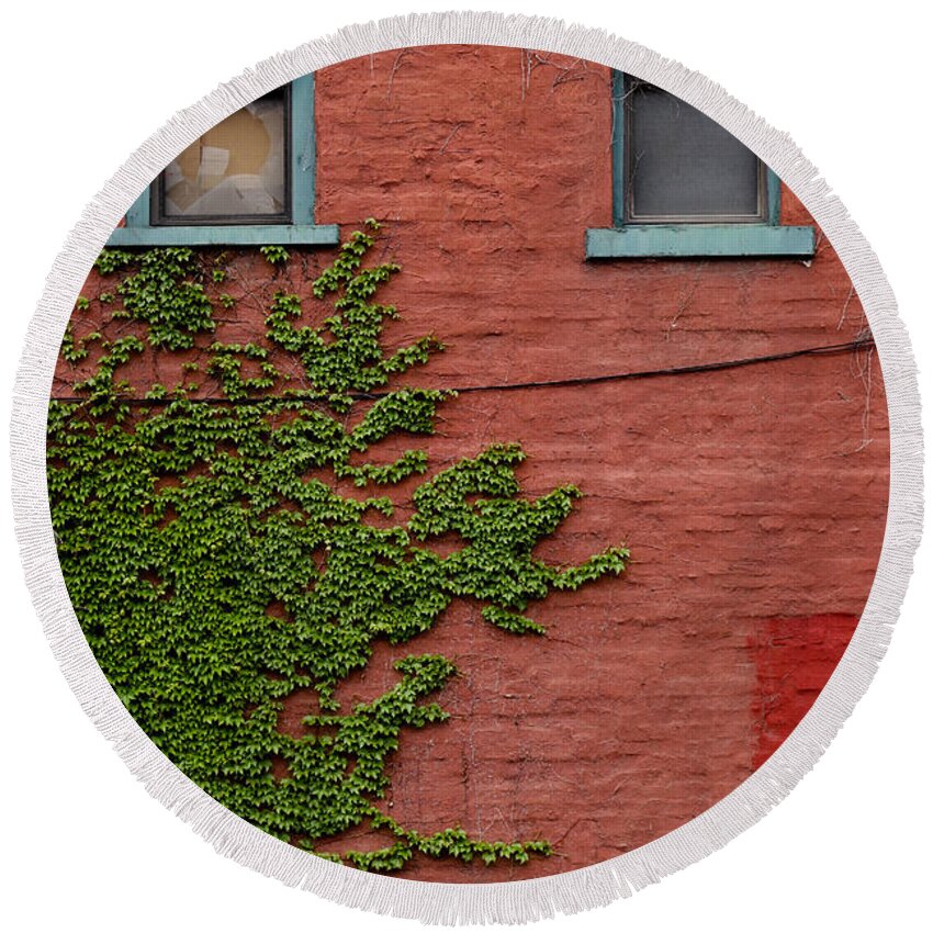 Brick Wall Round Beach Towel featuring the photograph Vines on a Wall Uptown Pitttsburgh by Amy Cicconi