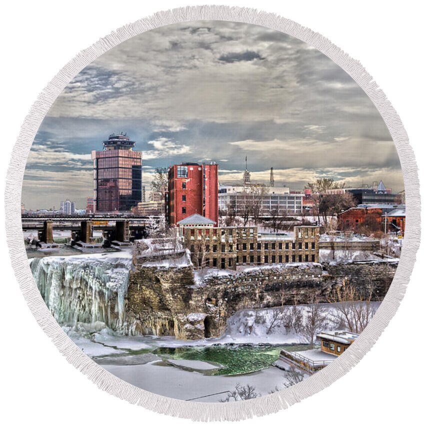 Rochester Round Beach Towel featuring the photograph Winter in Rochester by William Norton