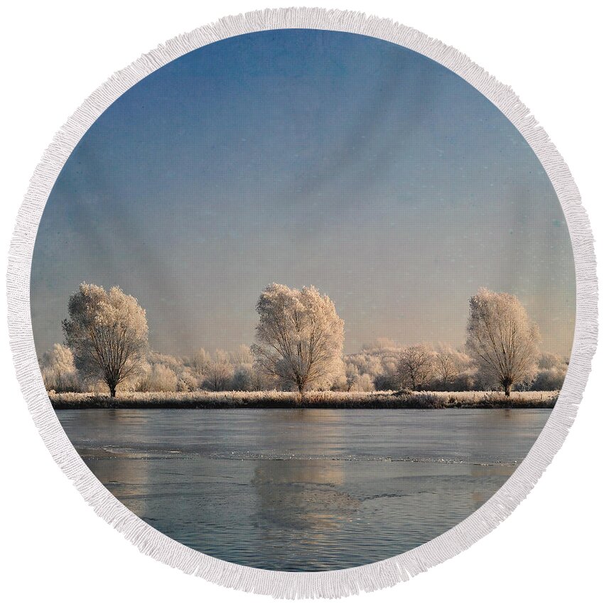 Lake Round Beach Towel featuring the photograph Frozen Lake by Lyn Randle