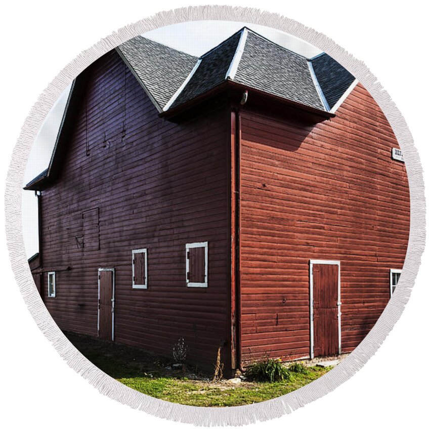 Barns Round Beach Towel featuring the photograph Heflin Barn by Ed Peterson