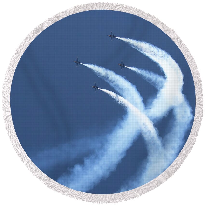 Airshow Round Beach Towel featuring the photograph High Curve by Sue Karski