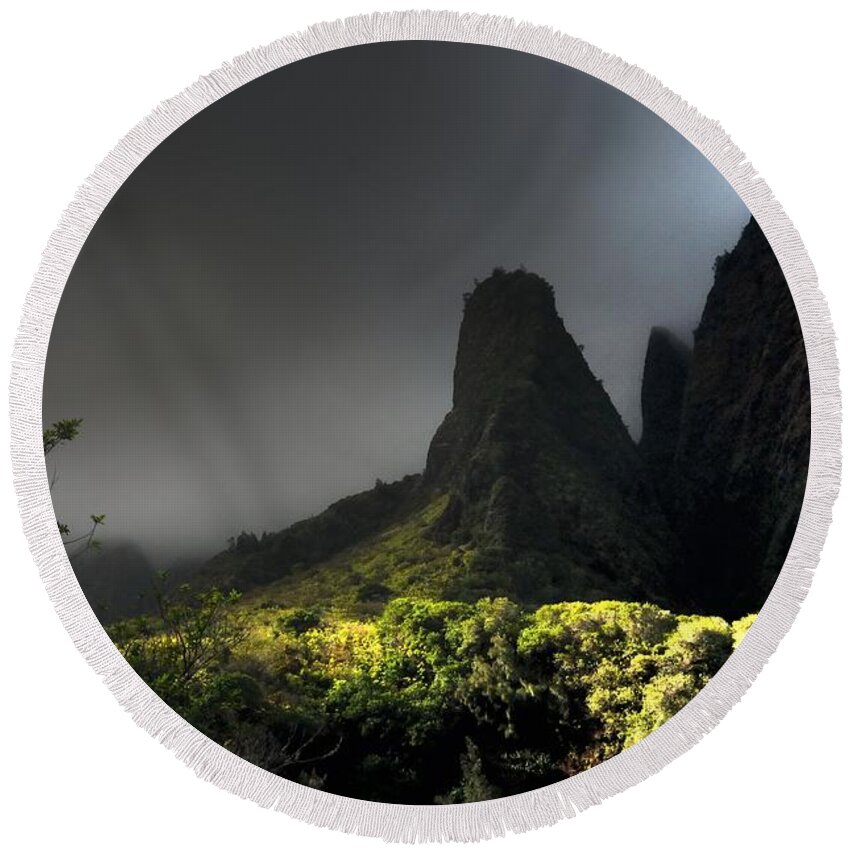 Maui Round Beach Towel featuring the photograph Iao Mountains by Richard Omura