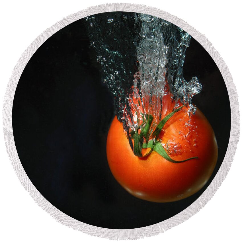 Tomato Round Beach Towel featuring the photograph Tomato Falling Into Water by Ted Kinsman