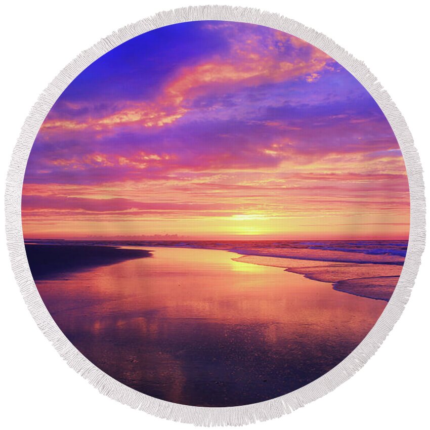 Sunrise Round Beach Towel featuring the photograph First Light At The Beach by Sharon McConnell