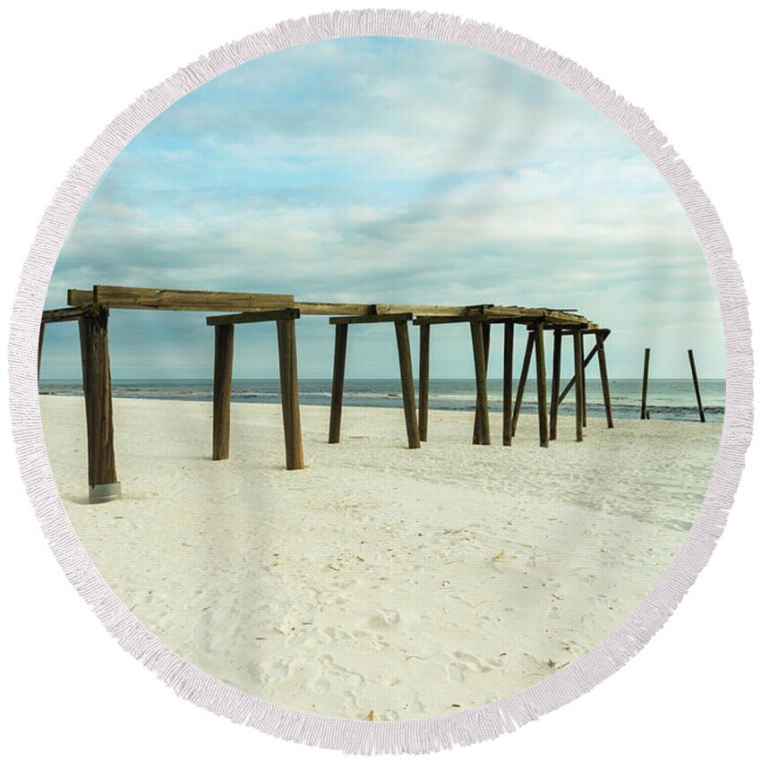 Gulf Of Mexico Round Beach Towel featuring the photograph Life of a Pier by Raul Rodriguez