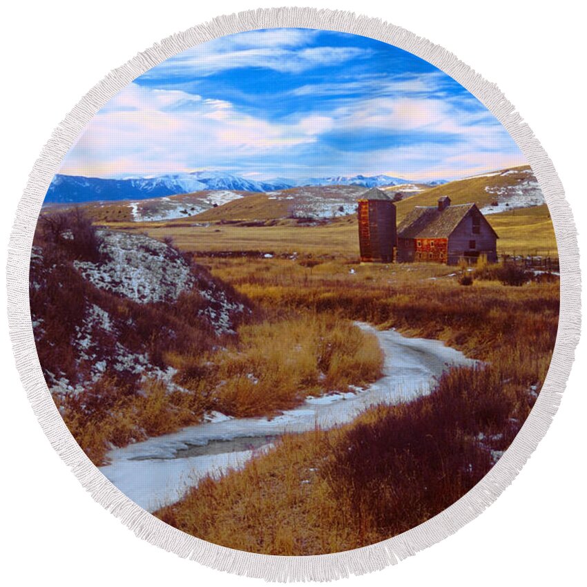 Barn Round Beach Towel featuring the photograph Willow Creek Barn #1 by Gary Beeler
