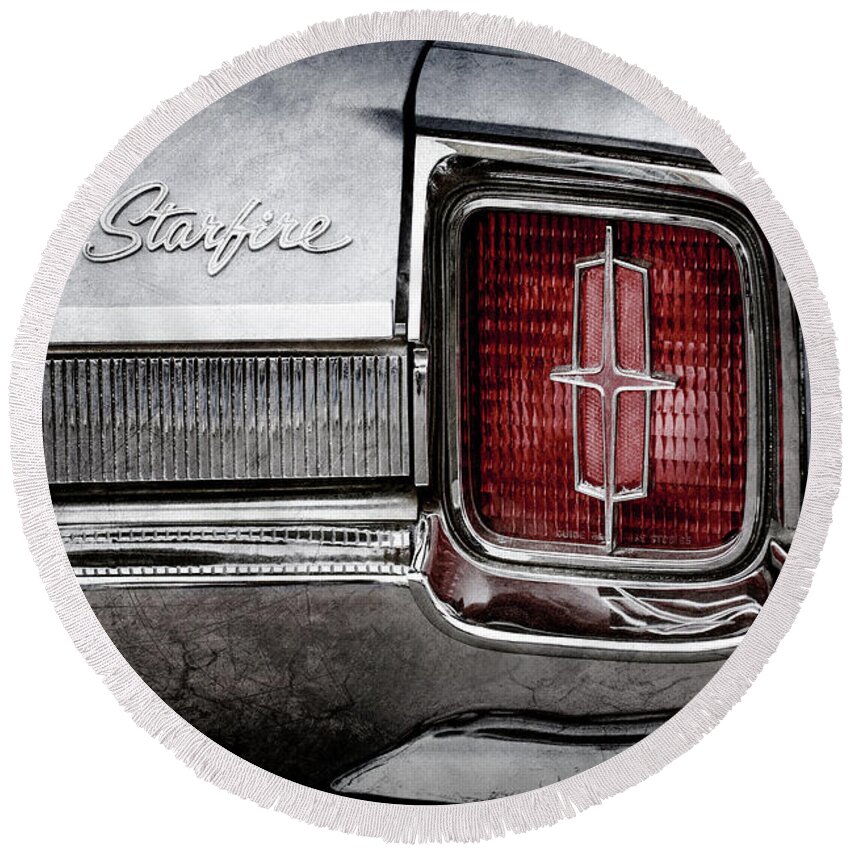 1965 Oldsmobile Starfire Taillight Emblem Round Beach Towel featuring the photograph 1965 Oldsmobile Starfire Taillight Emblem -0212ac by Jill Reger