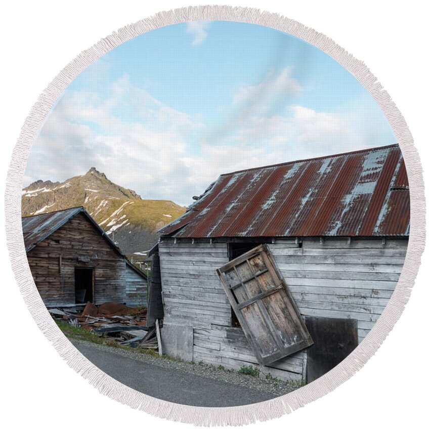 Independence Mine Round Beach Towel featuring the photograph Abandoned Mine Buildings by Paul Quinn