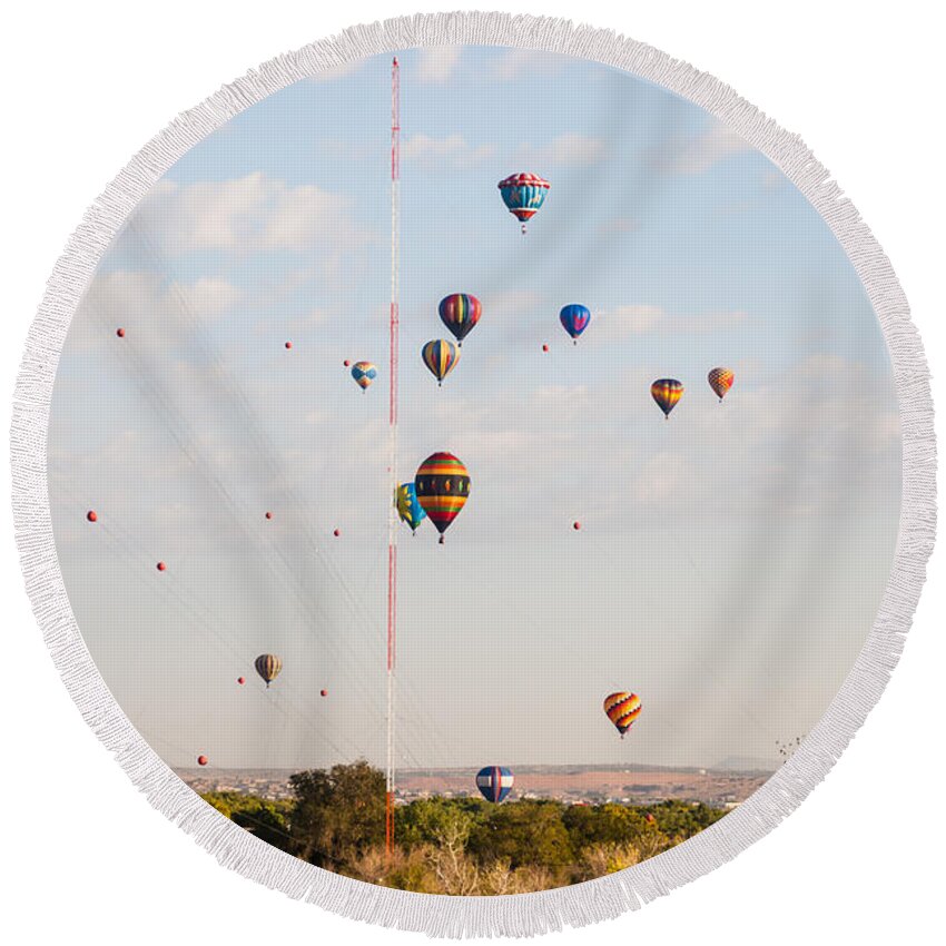 Hot Air Balloons Round Beach Towel featuring the photograph The Great Accent by Charles McCleanon