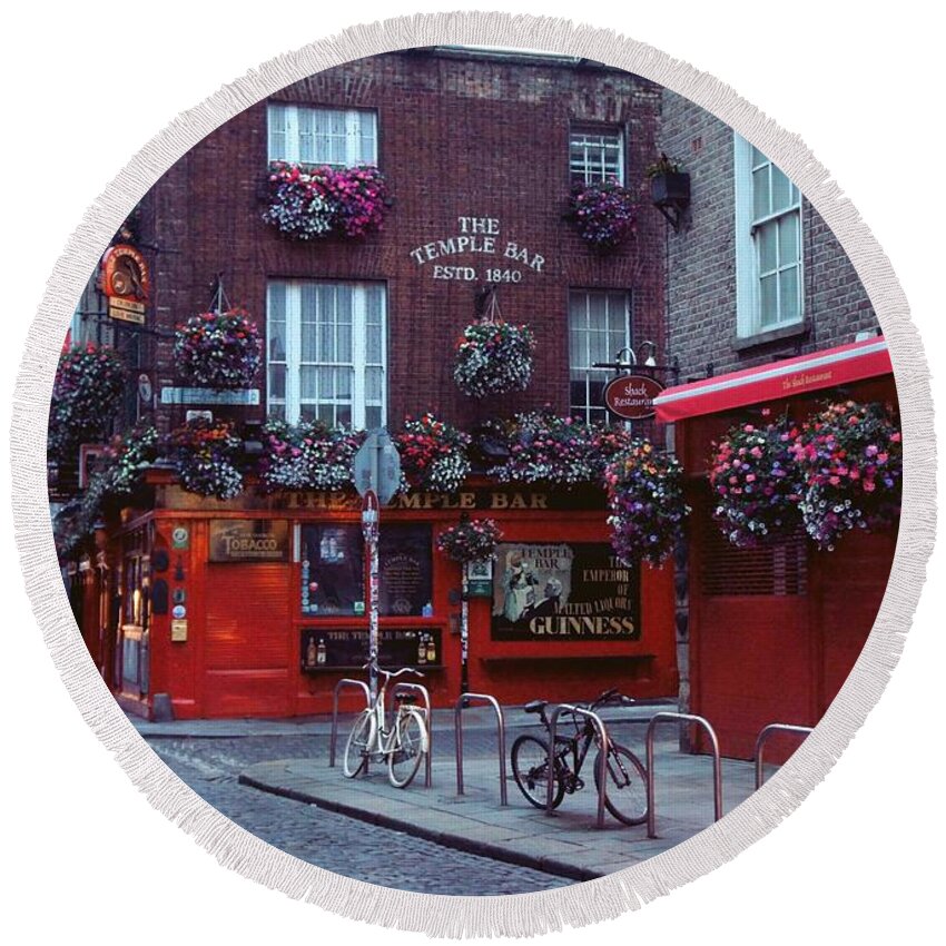Temple Bar Round Beach Towel featuring the photograph An Aul One by Megan Ford-Miller