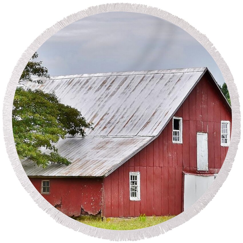 Barn Round Beach Towel featuring the photograph An Old Red Barn by Kim Bemis
