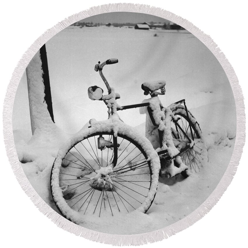 Bike Round Beach Towel featuring the photograph Bike in the Snow Christmas Card by German School
