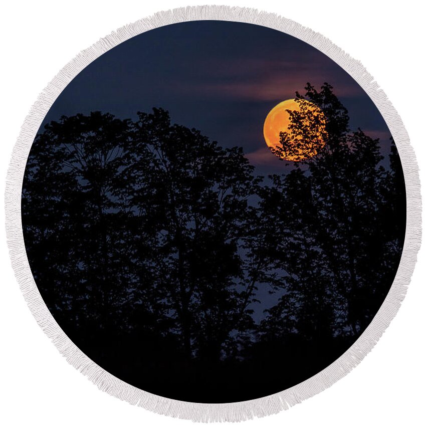 Cheryl Baxter Photography Round Beach Towel featuring the photograph Blood Moonrise by Cheryl Baxter