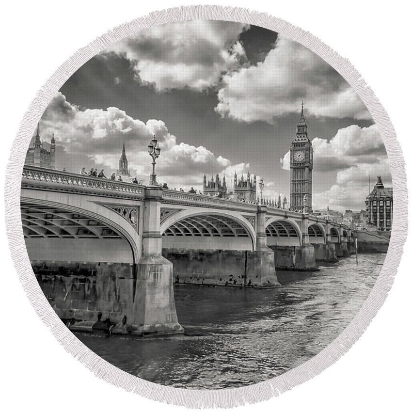 Ben Round Beach Towel featuring the photograph Bridge over River Thames by Mariusz Talarek