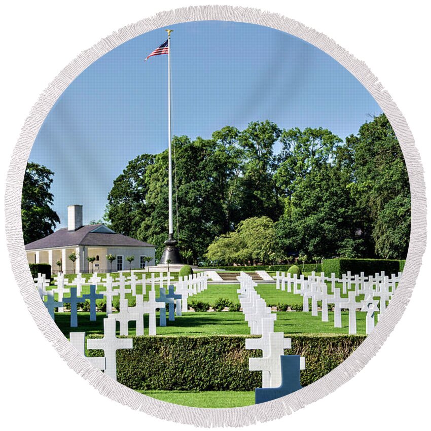 England Round Beach Towel featuring the photograph Cambridge England American Cemetery by Alan Toepfer