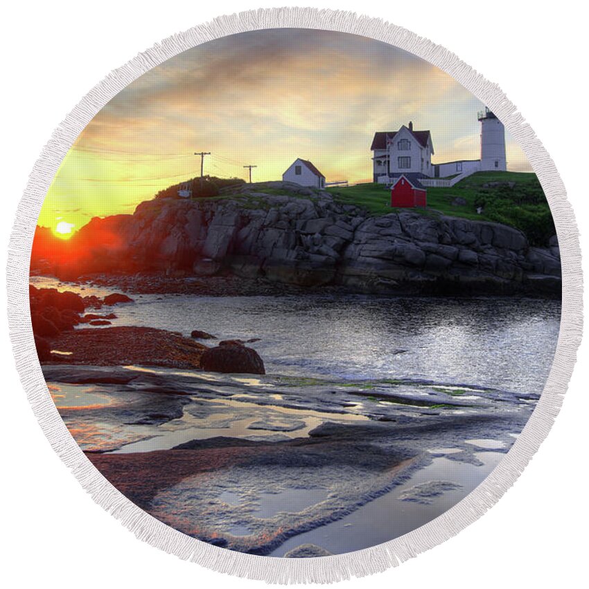 Sunrise Round Beach Towel featuring the photograph Cape Neddick Lighthouse Sunrise by Brett Pelletier