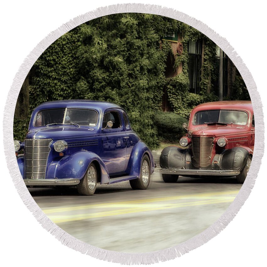 Cars Crusing Round Beach Towel featuring the photograph Cars Crusing In Skaneateles New York by Thomas Woolworth