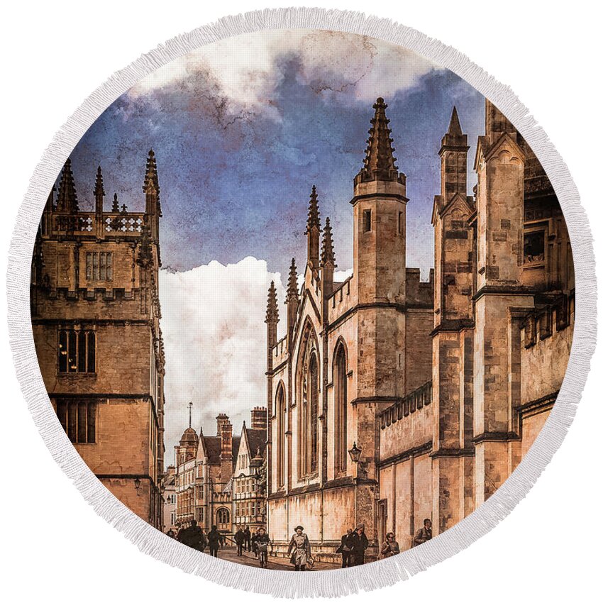England Round Beach Towel featuring the photograph Oxford, England - Catte Street by Mark Forte