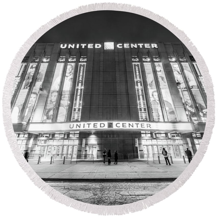 America Round Beach Towel featuring the photograph Chicago United Center Black and White Photo by Paul Velgos