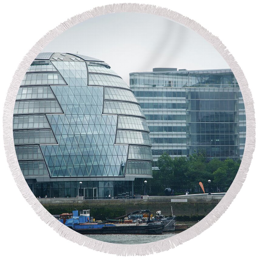 London Round Beach Towel featuring the photograph City Hall in London by Ian Middleton