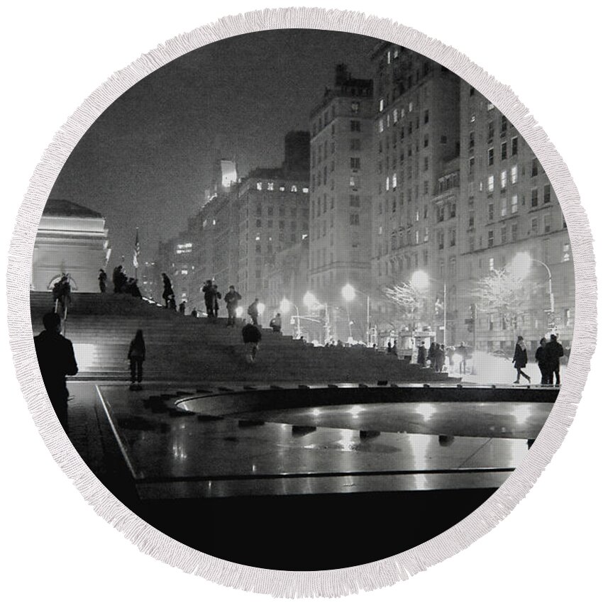 Museum Round Beach Towel featuring the photograph Closing at the Met by Sandy Moulder