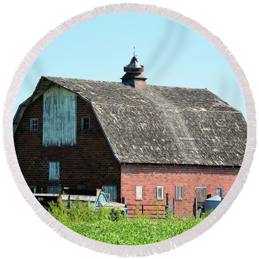 Green Round Beach Towel featuring the photograph Corwith Barn by Bonfire Photography