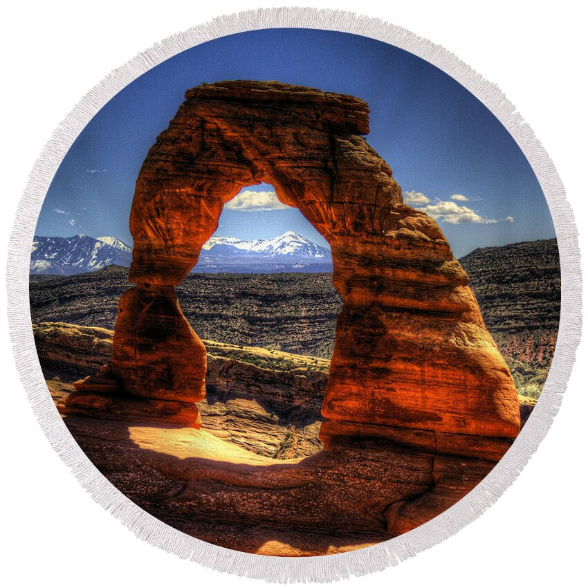 Pictorial Round Beach Towel featuring the photograph Delicate Arch Framing La Sal Mountains by Roger Passman