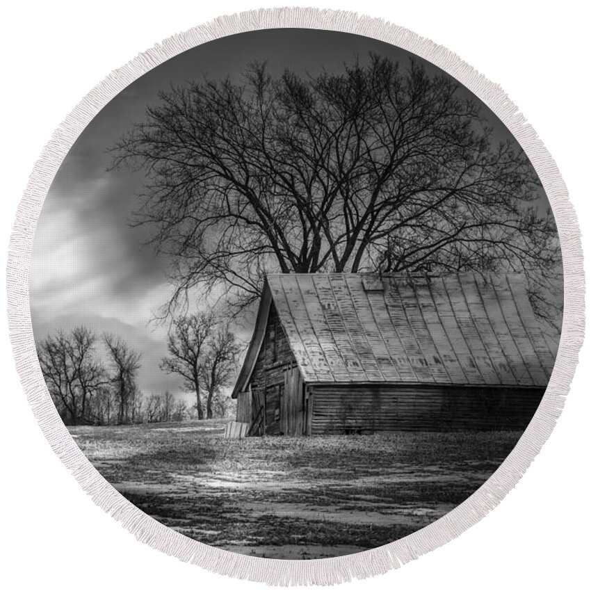Farm Shed Round Beach Towel featuring the photograph Farm Shed 2016-2 by Thomas Young