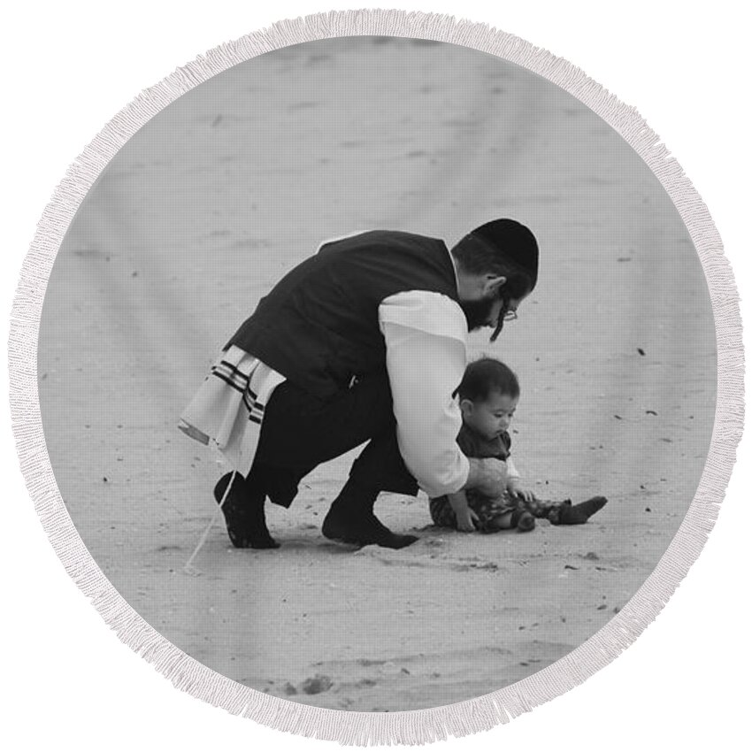 Black And White Round Beach Towel featuring the photograph Father And Daughter by Rob Hans