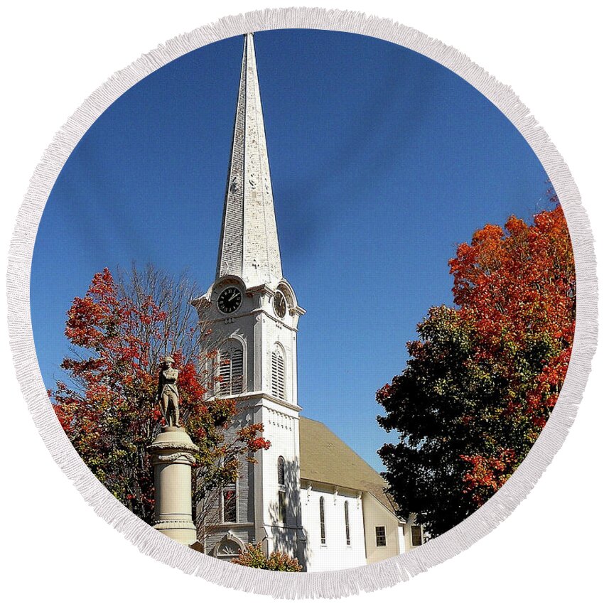Church In Manchester Round Beach Towel featuring the photograph First Congregational Church and Ethan Allen Revolutionary War Patriot Statue in Manchester Vermont by Linda Stern