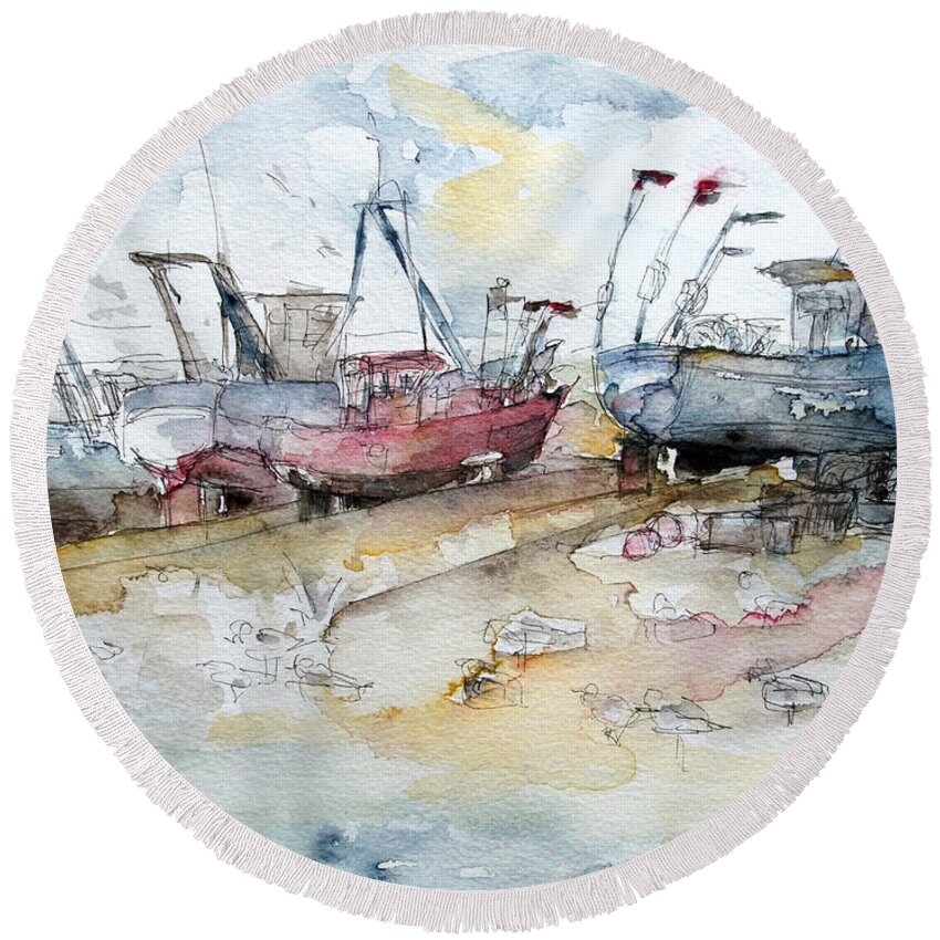 Summer Round Beach Towel featuring the painting Fishing Boats at Hastings' Beach by Barbara Pommerenke