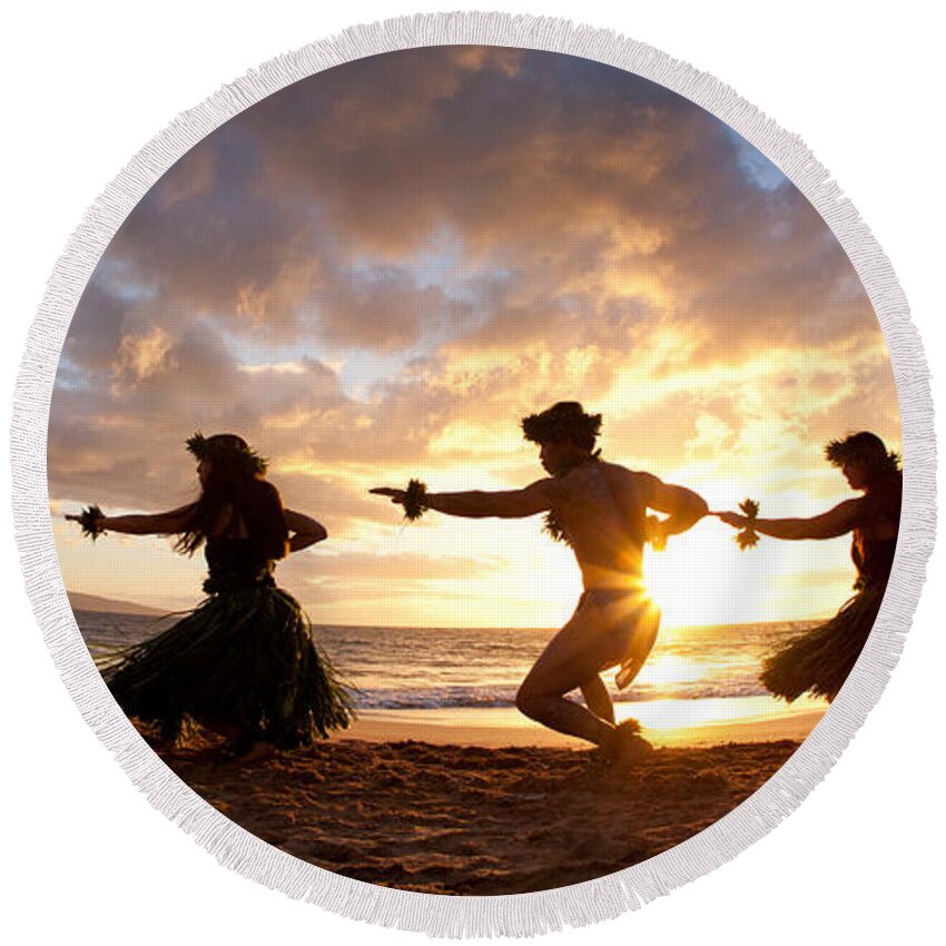 Hawaii Round Beach Towel featuring the photograph Five Hula Dancers On The Beach by David Olsen