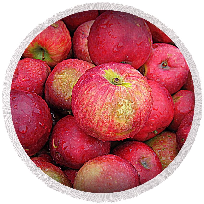 Fresh Apples Round Beach Towel featuring the photograph Fresh Apples by Suzanne DeGeorge