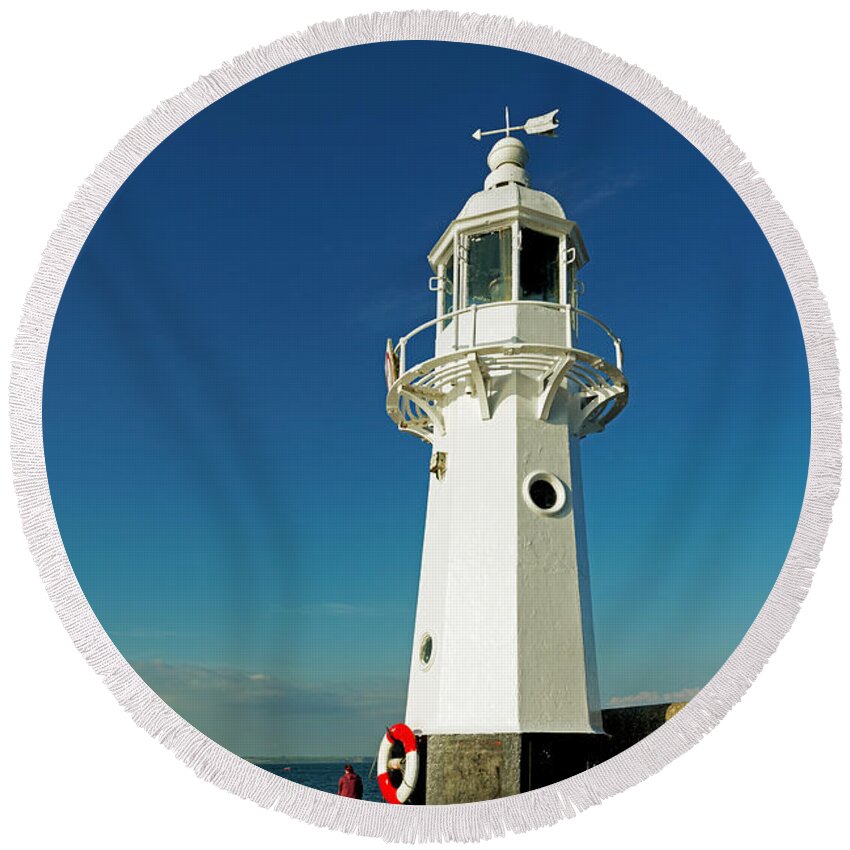 Britain Round Beach Towel featuring the photograph Harbour Lighthouse - Mevagissey by Rod Johnson