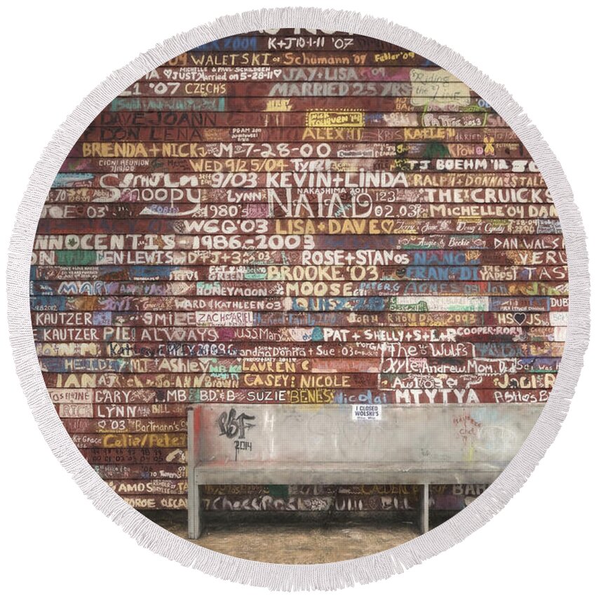 Cityscapes Round Beach Towel featuring the photograph Hardy Gallery by Scott Norris