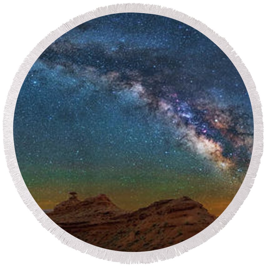 Astronomy Round Beach Towel featuring the photograph Hat Rock Milky Way by Ralf Rohner