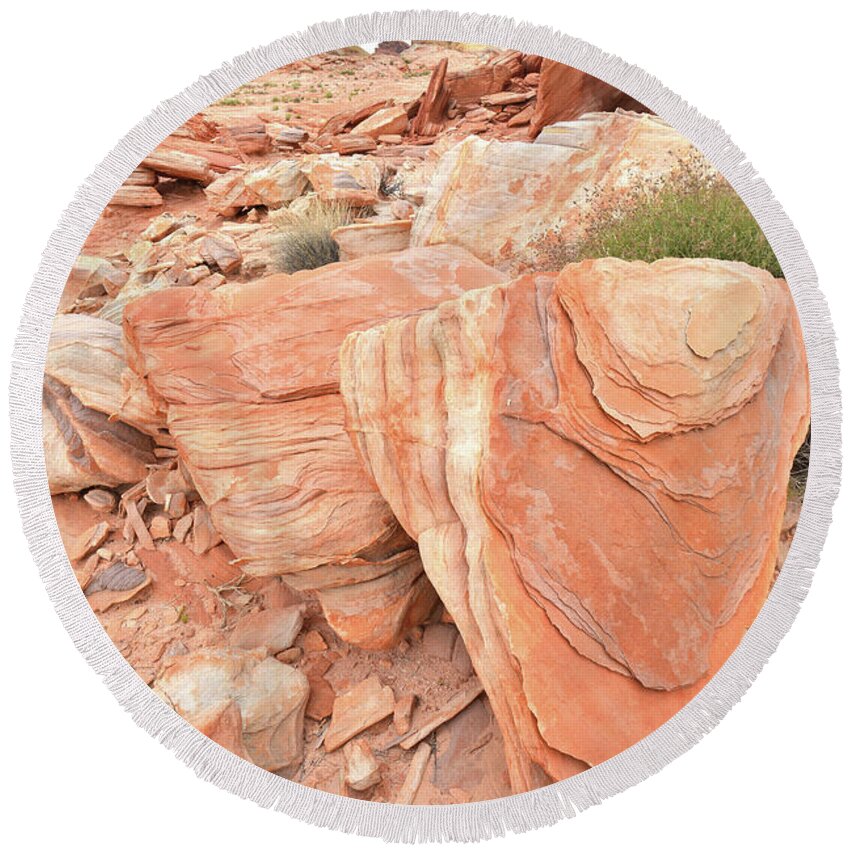 Valley Of Fire State Park Round Beach Towel featuring the photograph Hidden Cove in Valley of Fire by Ray Mathis