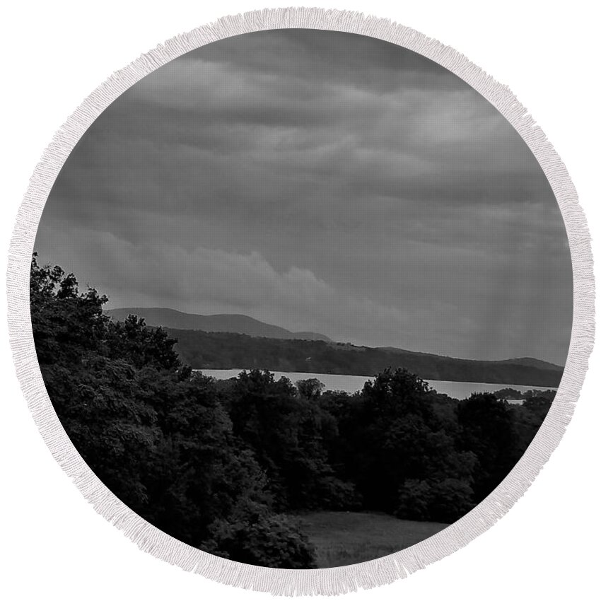 The Great Frame Up Round Beach Towel featuring the photograph Hudson River At Hyde Park1 B W by Rob Hans